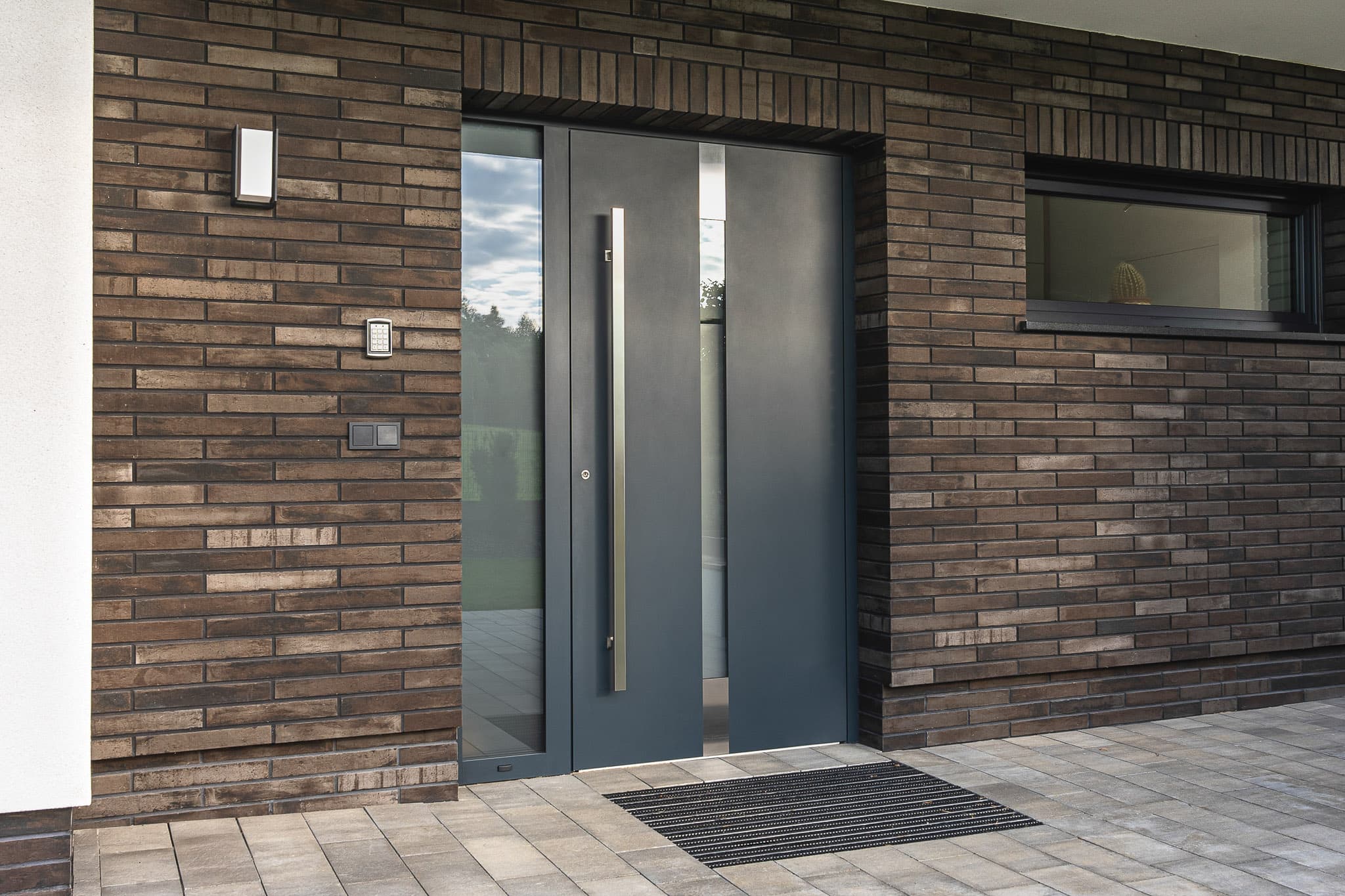 Fasada budynku z dużym przeszkleniem, detal