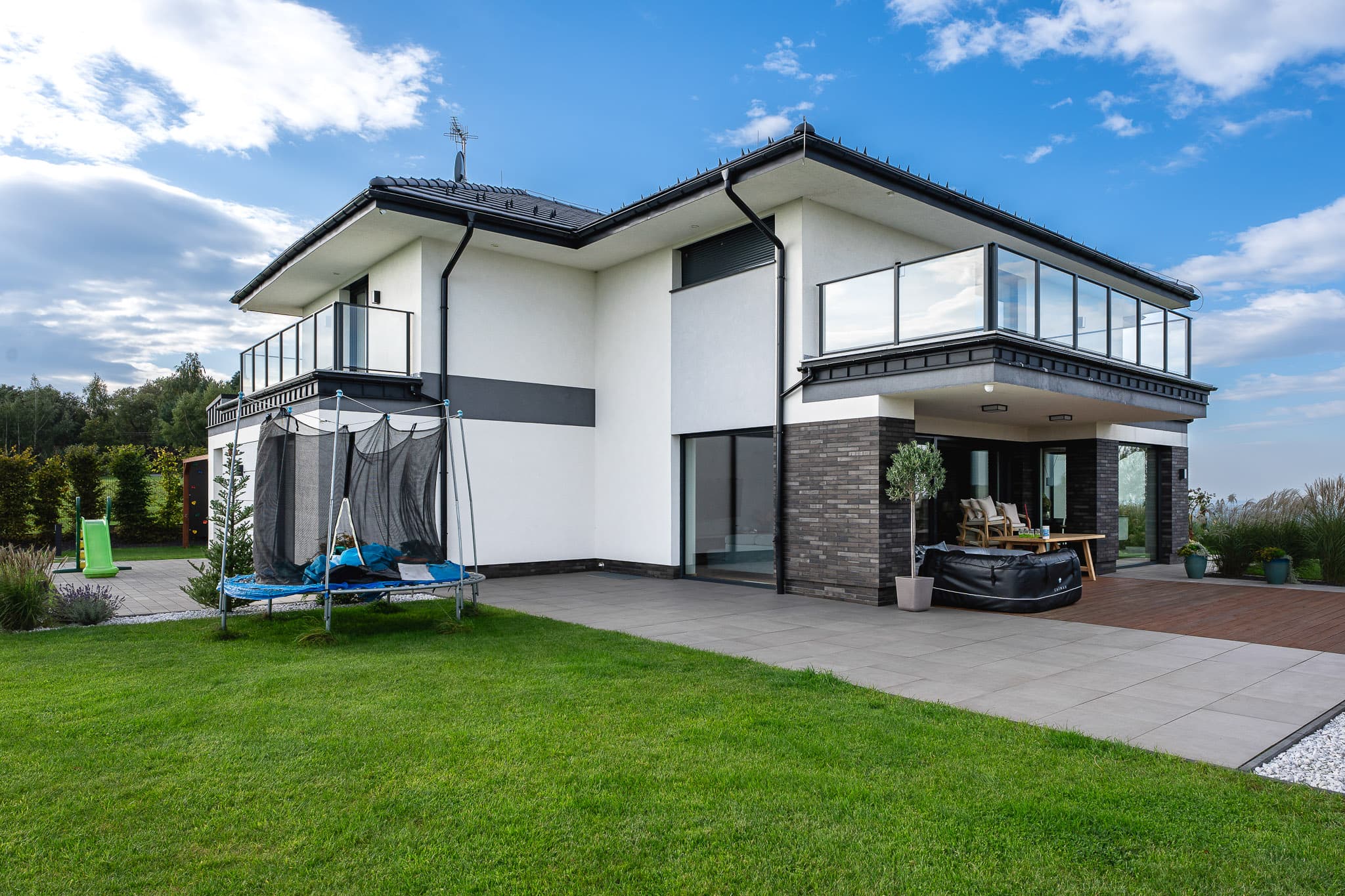 Ujęcie z bliska na okucia i profile okienne