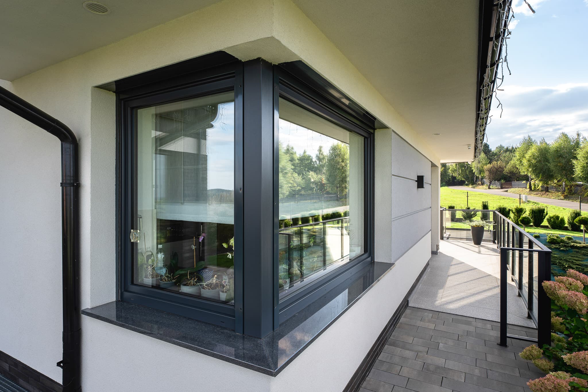 Okno balkonowe z widokiem na otoczenie