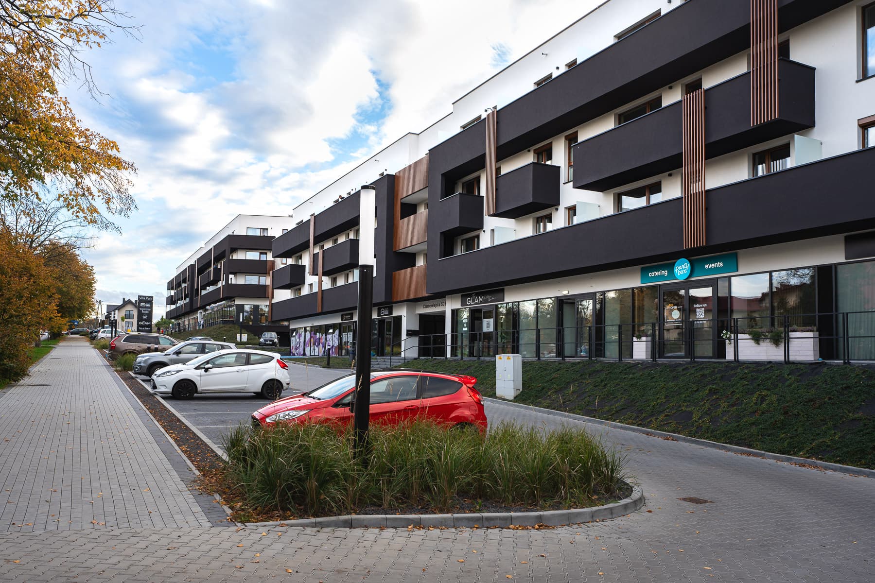 Duże okna w salonie z minimalistycznym designem