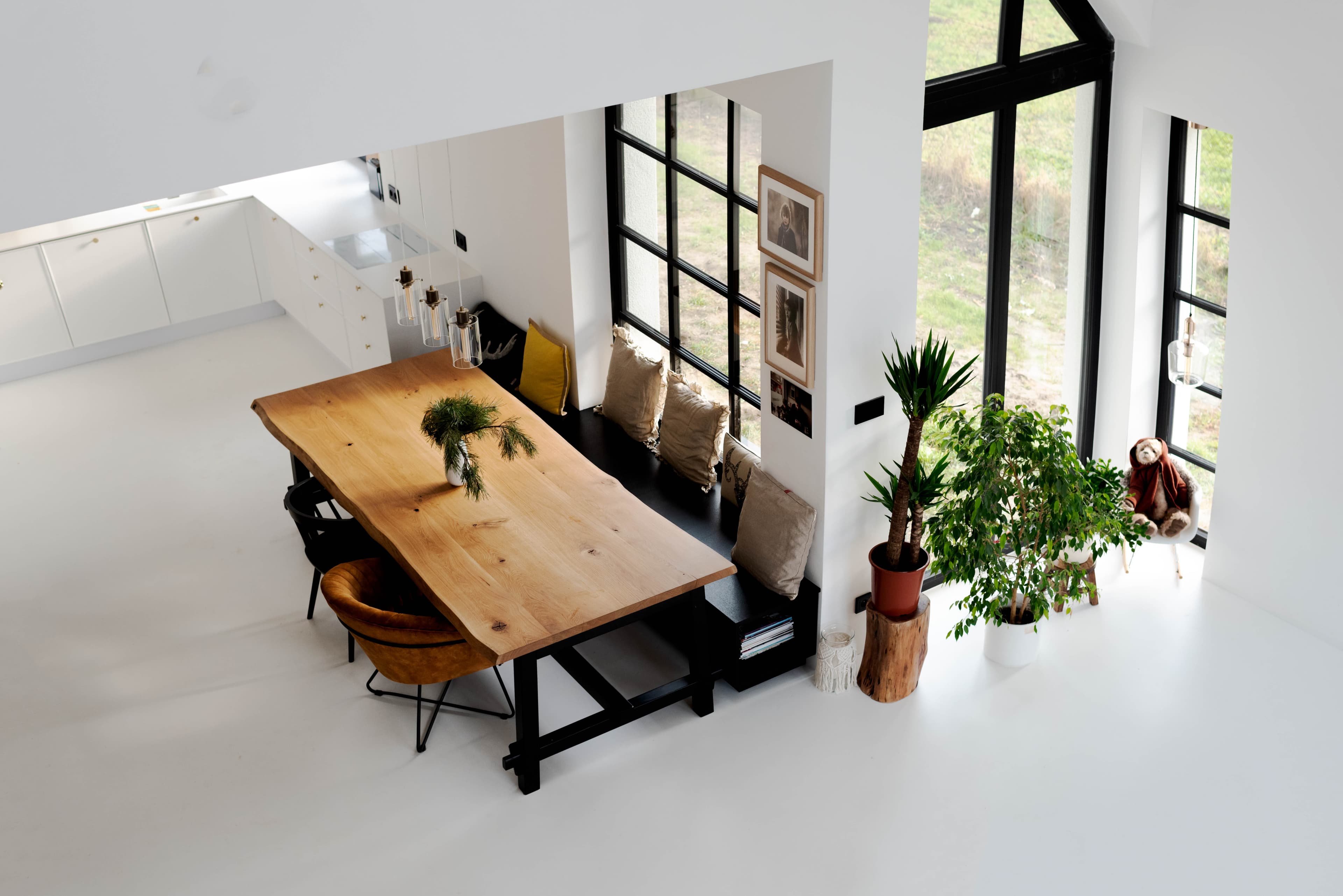 Widok na nowoczesny dom z zamontowanymi systemami okiennymi