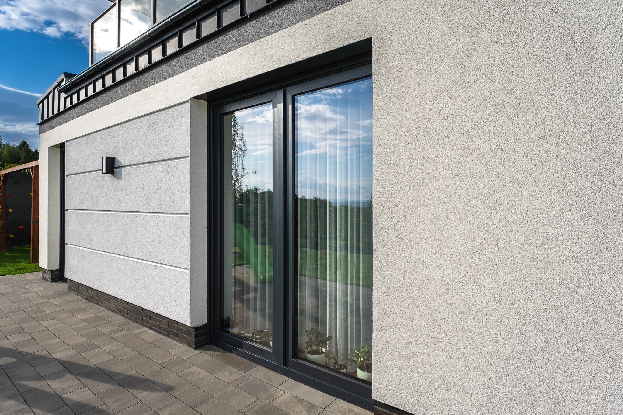 Fasada z elementami szkła