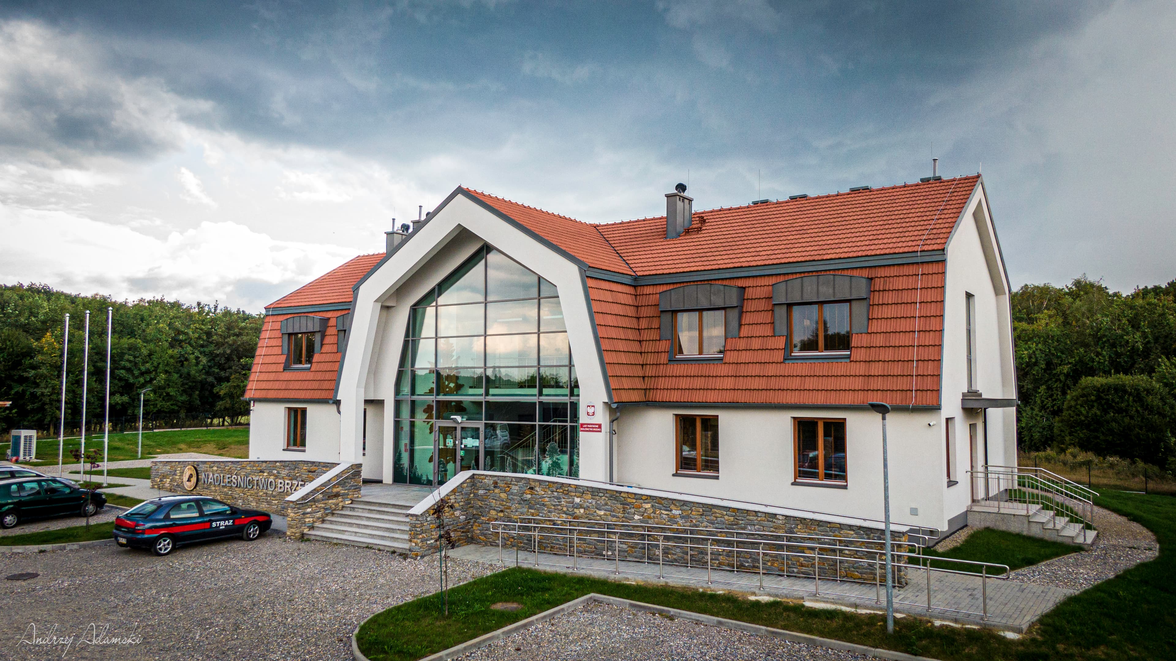 Widok z drona na zrealizowany obiekt z góry - Ujęcie 1