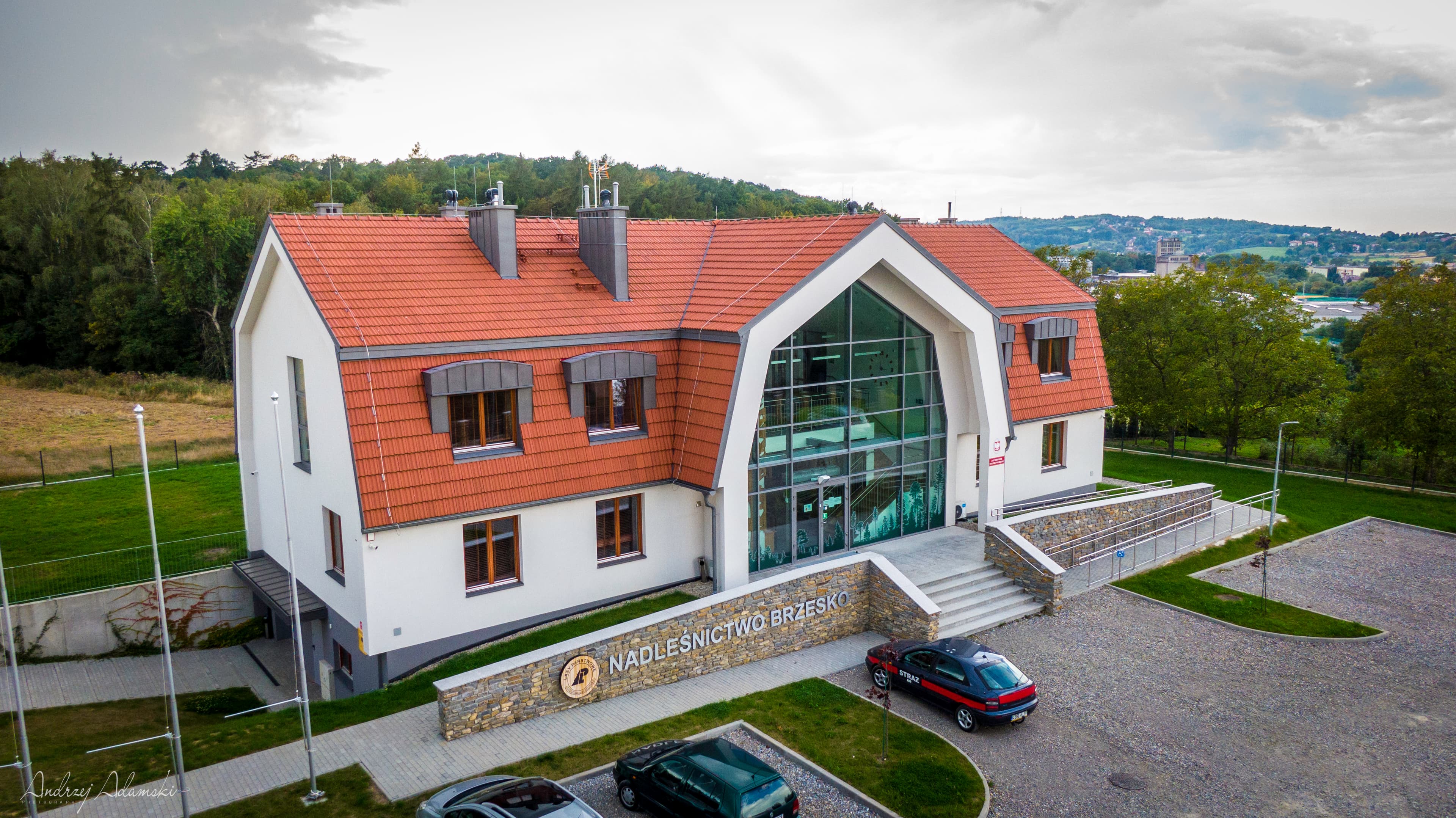 Widok z drona na zrealizowany obiekt z góry - Ujęcie 2