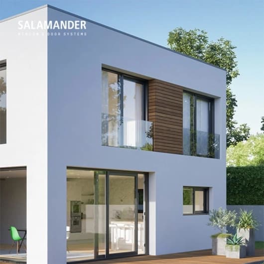 Duże przeszklone, podnoszono-przesuwne drzwi tarasowe z widokiem na ogród