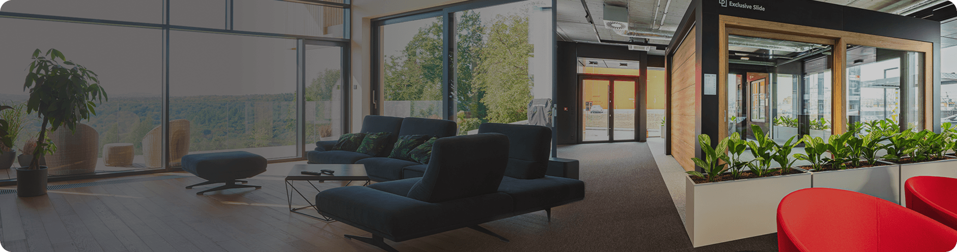 Nowoczesny budynek z dużymi przeszkleniami Pagen