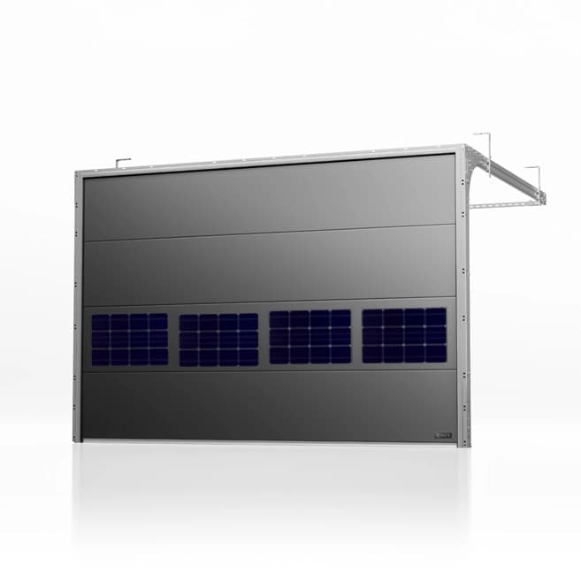 Główny widok segmentowej bramy garażowej z panelami fotowoltaicznymi