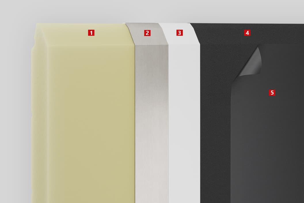 Schemat budowy panelu bramy przemysłowej z widocznymi warstwami izolacyjnymi i stalowymi